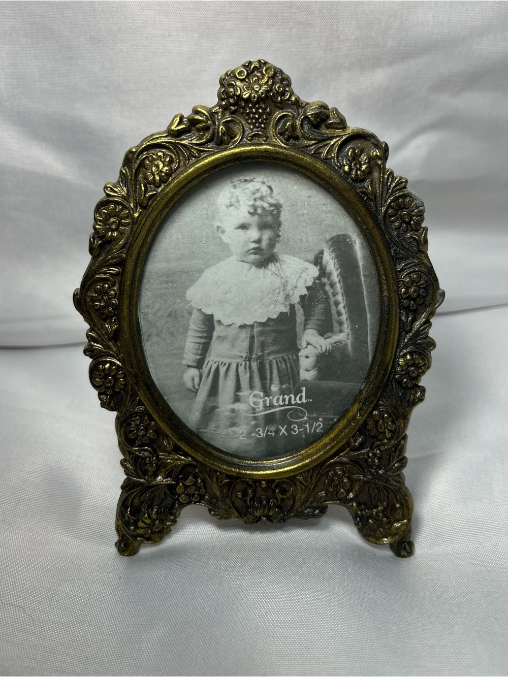 Vintage Victorian Brass Tone Oval Ornate Floral Picture Frame 2.75” x 3.5” New